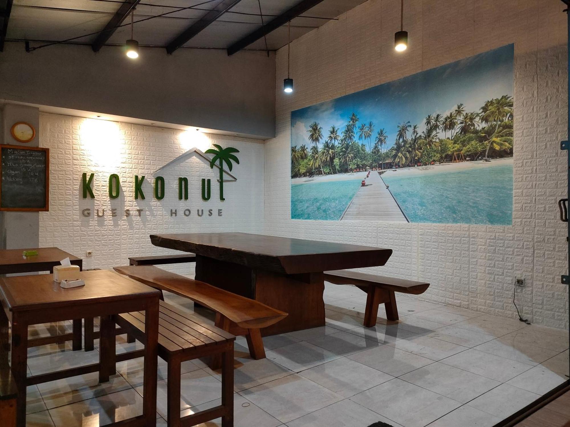 Kokonut Guesthouse Surabaya Exterior foto