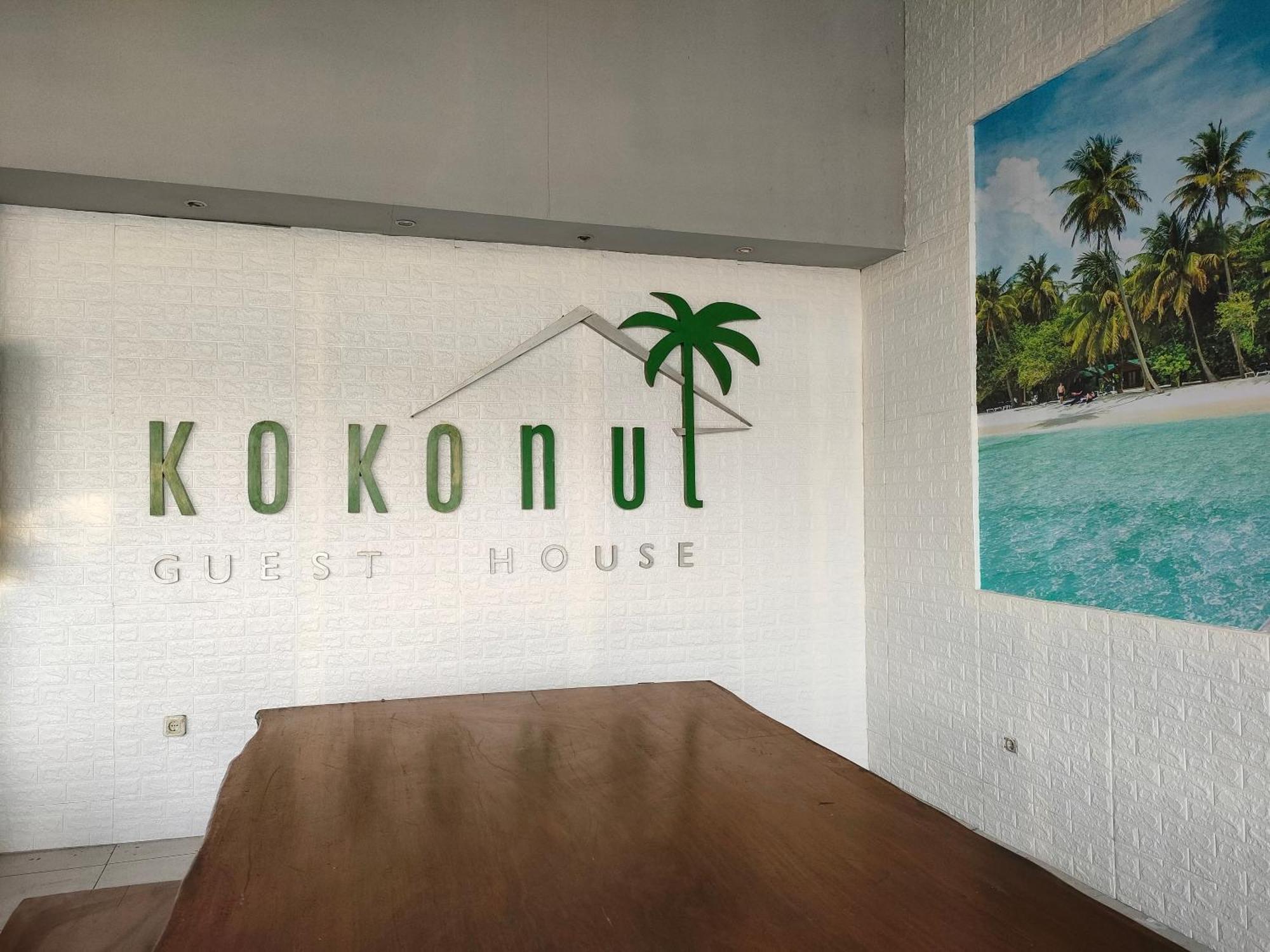 Kokonut Guesthouse Surabaya Exterior foto