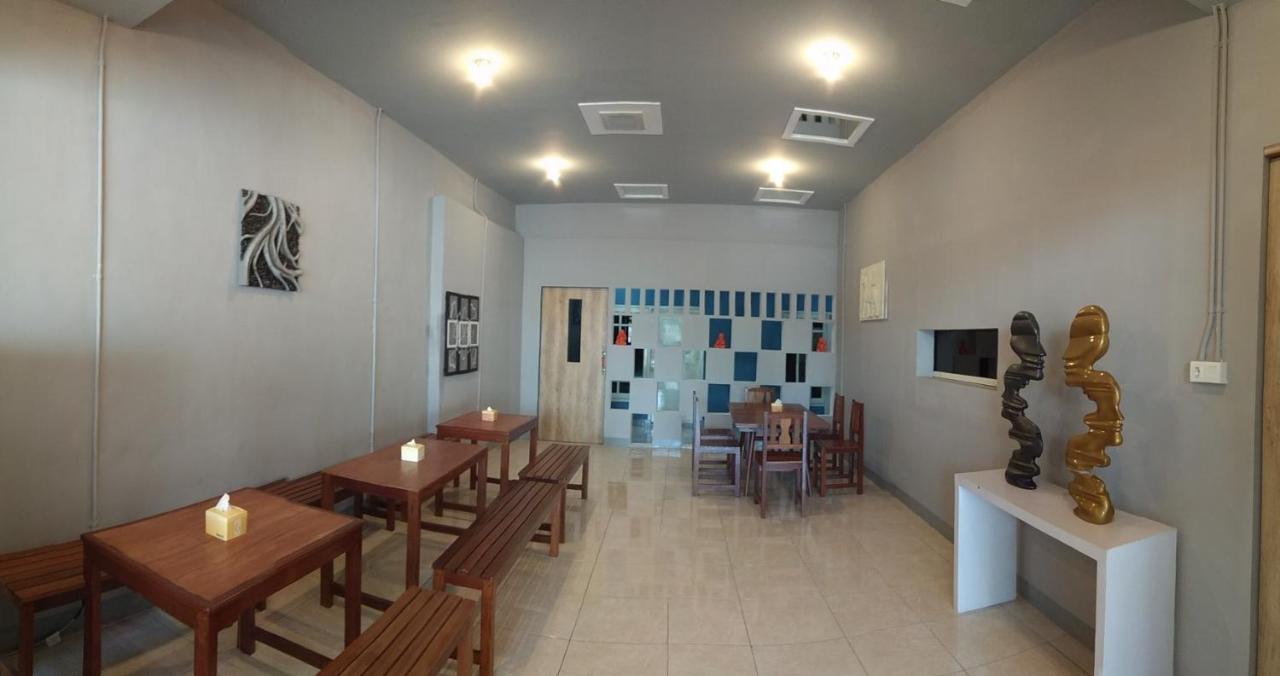 Kokonut Guesthouse Surabaya Exterior foto